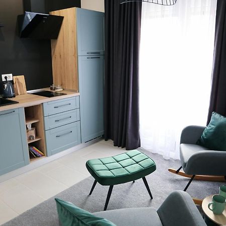 Flora Studio Apartments Korenica Luaran gambar