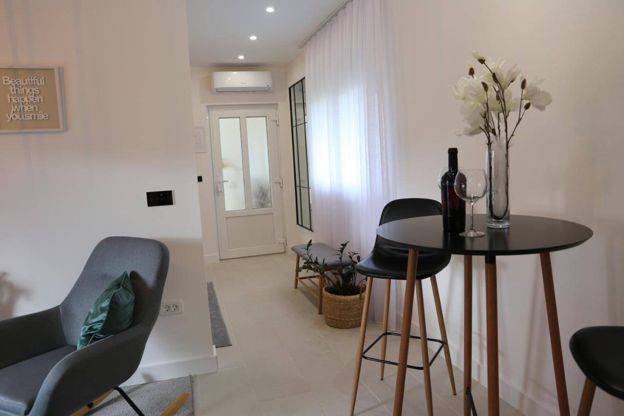 Flora Studio Apartments Korenica Luaran gambar