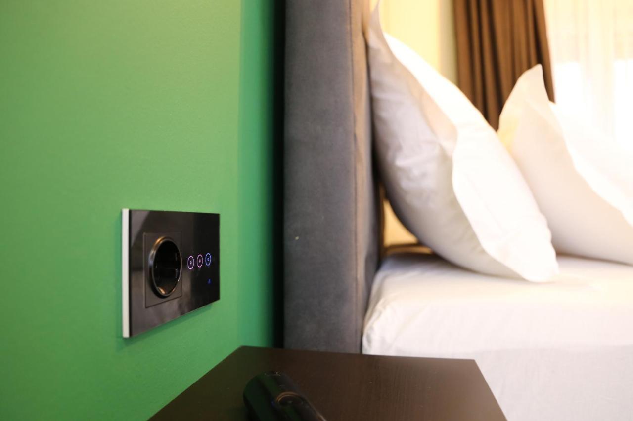 Flora Studio Apartments Korenica Luaran gambar