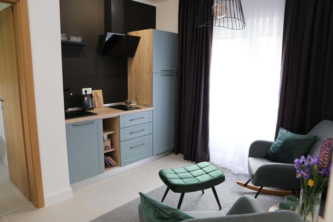 Flora Studio Apartments Korenica Luaran gambar