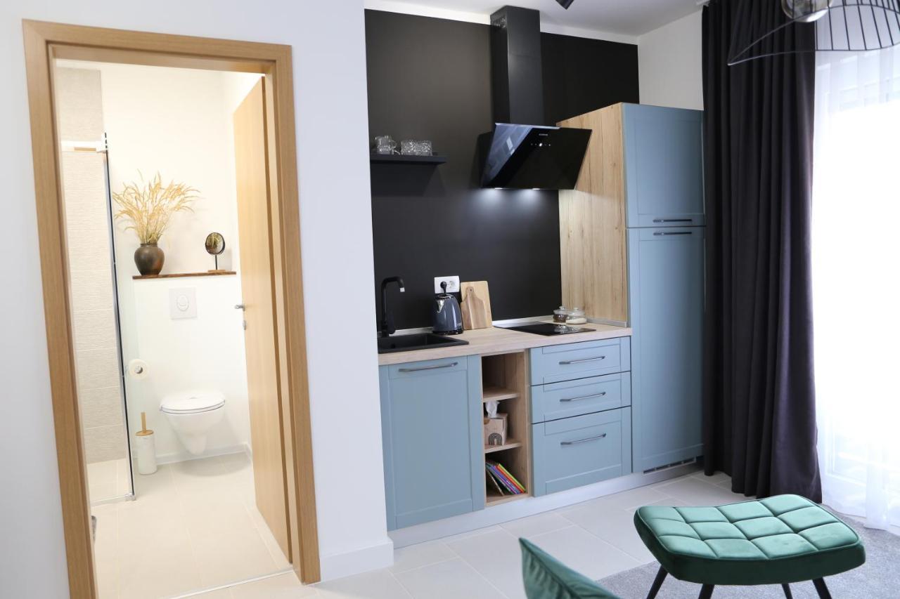 Flora Studio Apartments Korenica Luaran gambar