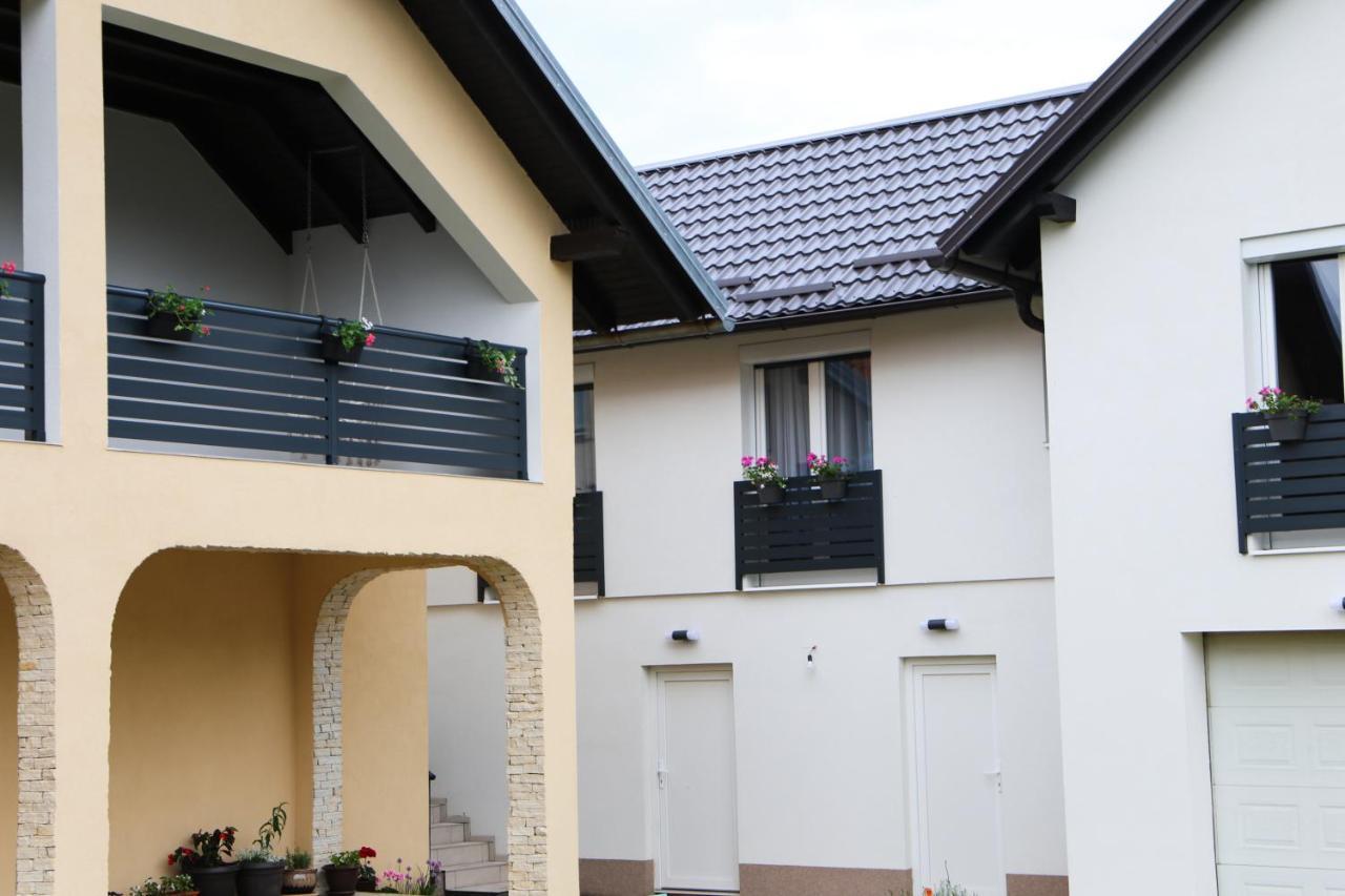 Flora Studio Apartments Korenica Luaran gambar