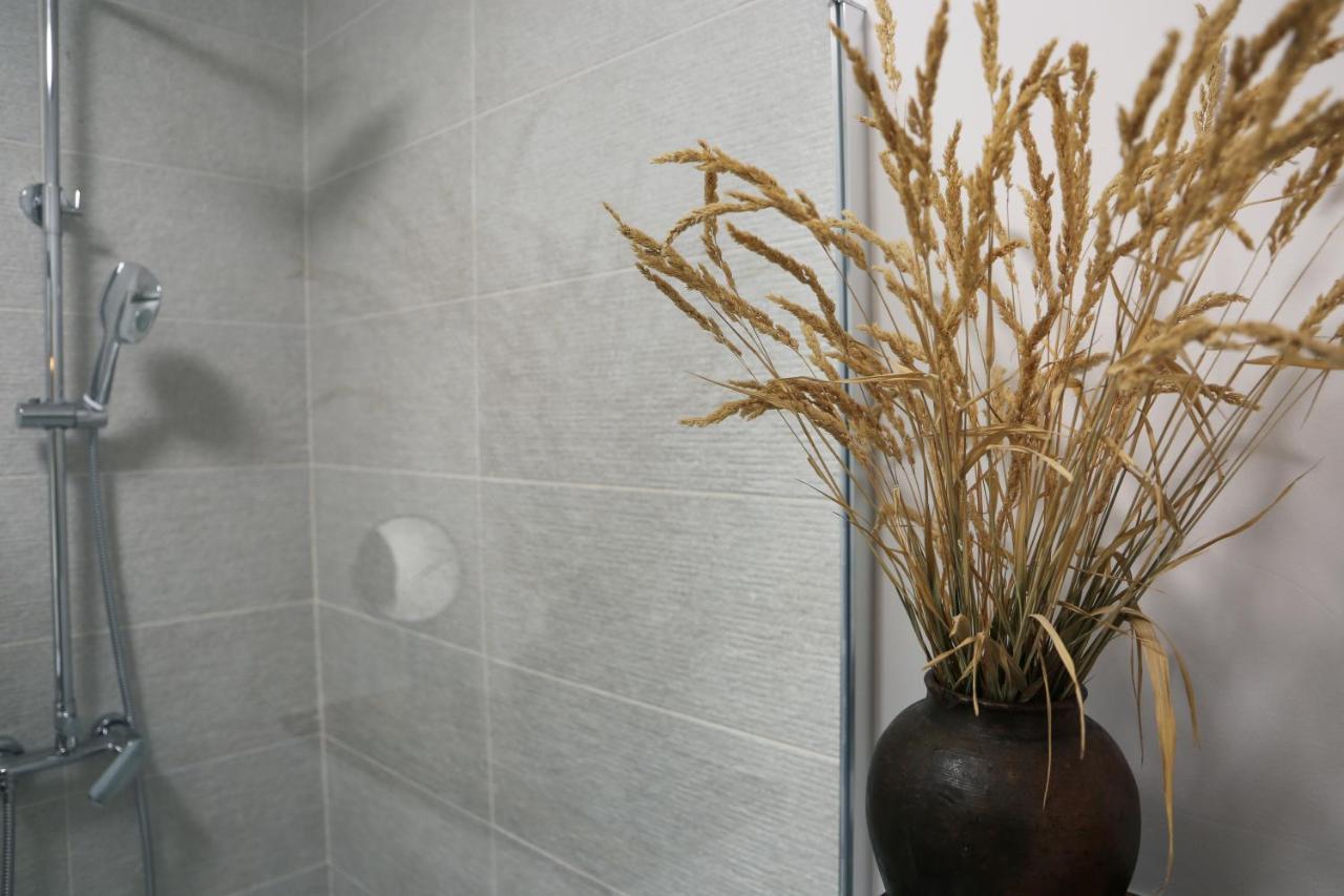 Flora Studio Apartments Korenica Luaran gambar