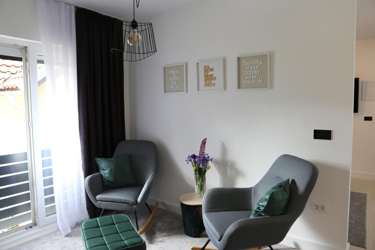 Flora Studio Apartments Korenica Luaran gambar