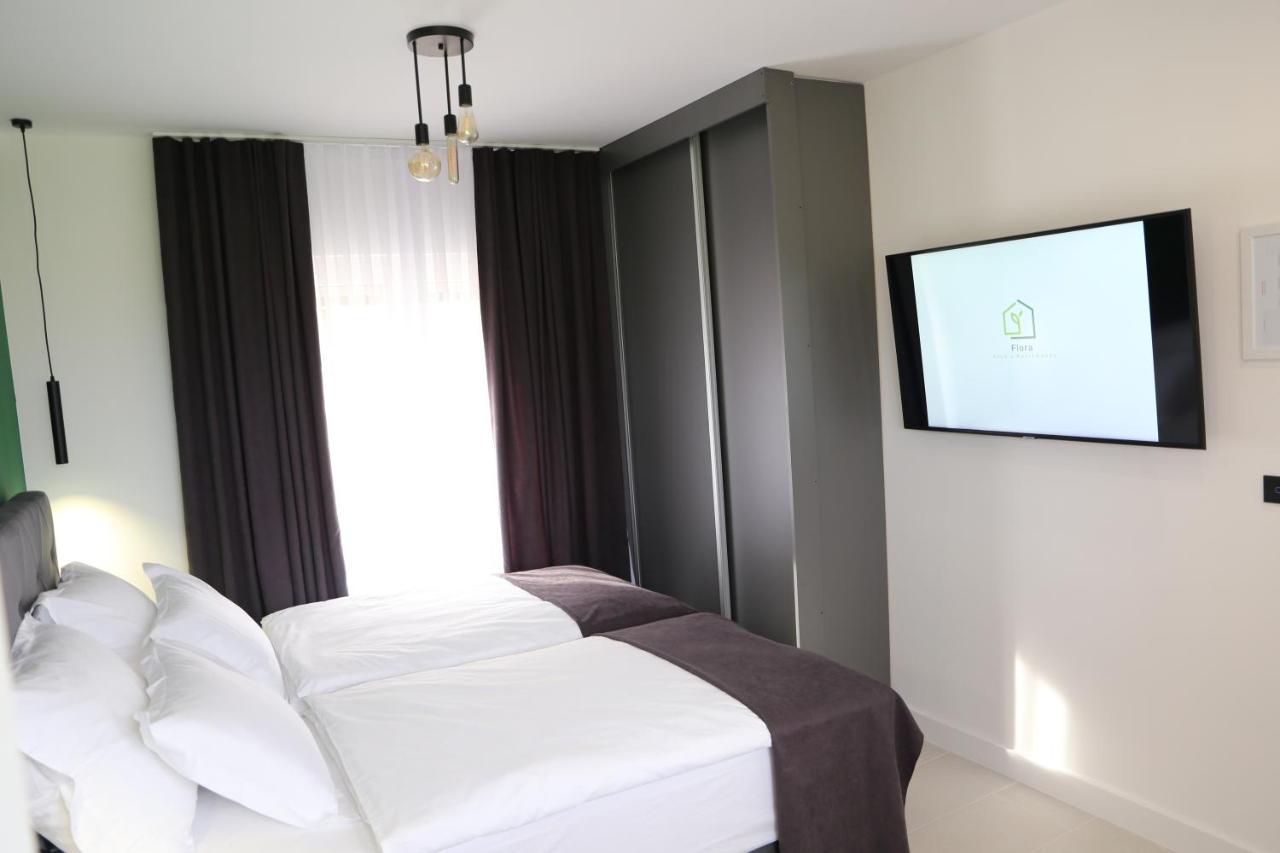 Flora Studio Apartments Korenica Luaran gambar