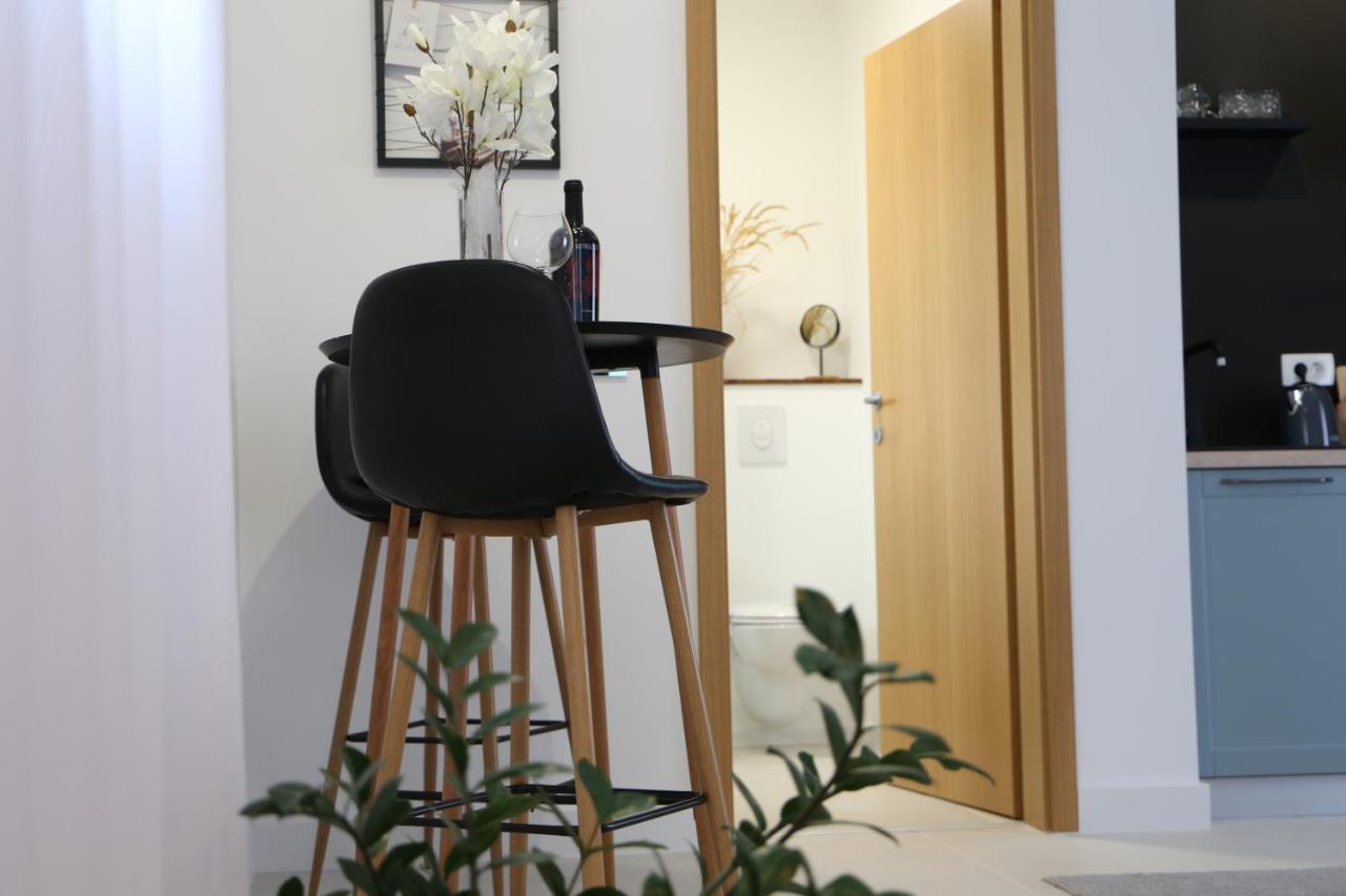 Flora Studio Apartments Korenica Luaran gambar