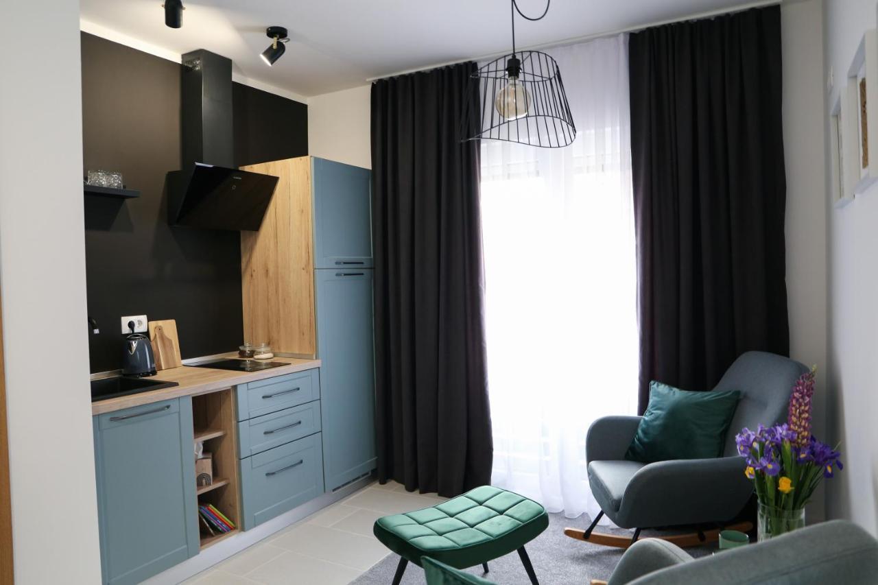 Flora Studio Apartments Korenica Luaran gambar