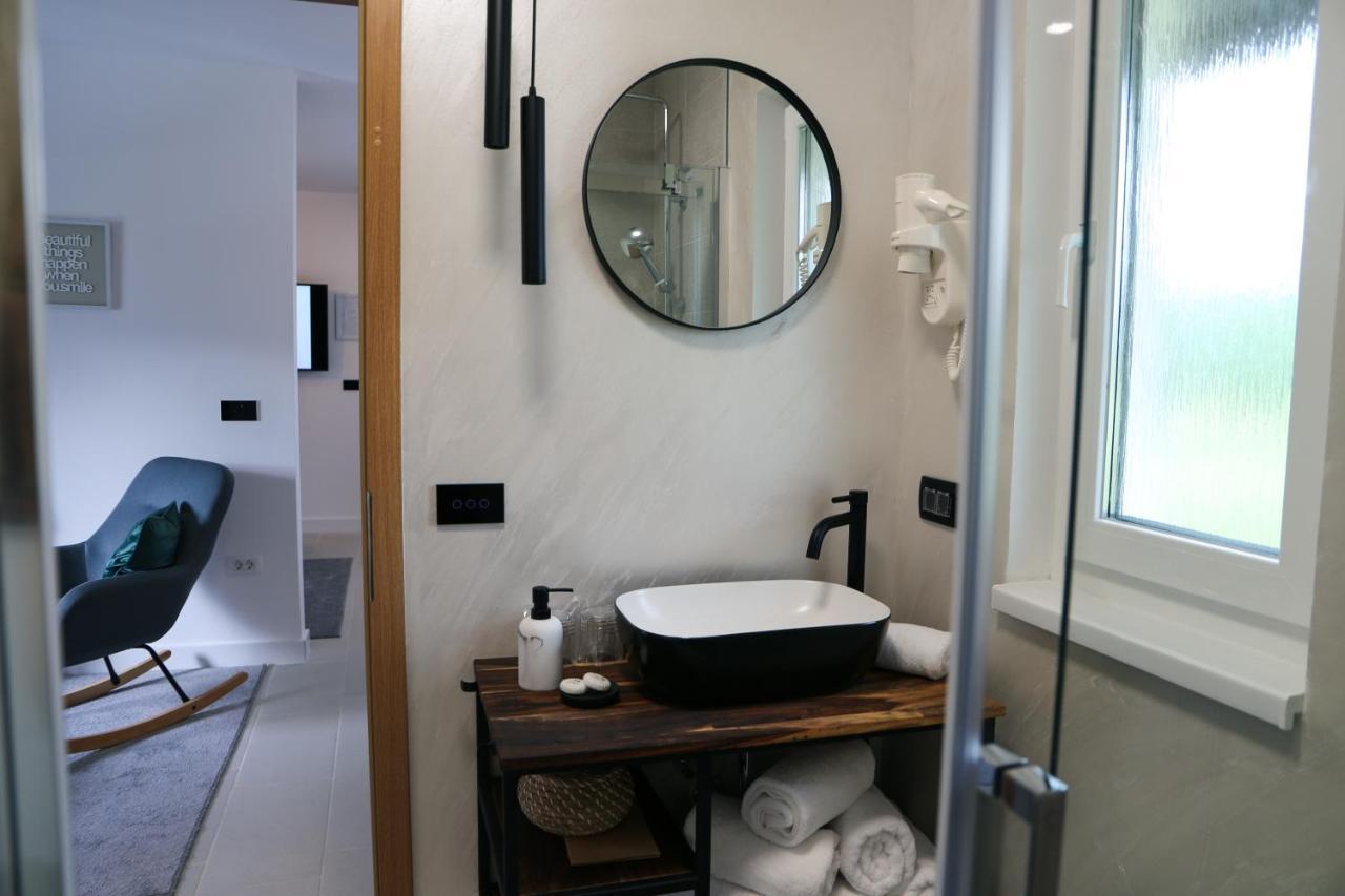 Flora Studio Apartments Korenica Luaran gambar