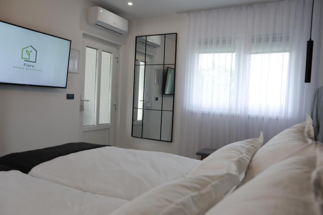 Flora Studio Apartments Korenica Luaran gambar