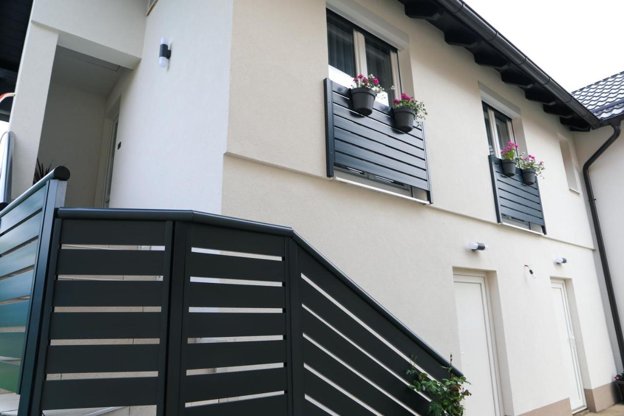 Flora Studio Apartments Korenica Luaran gambar